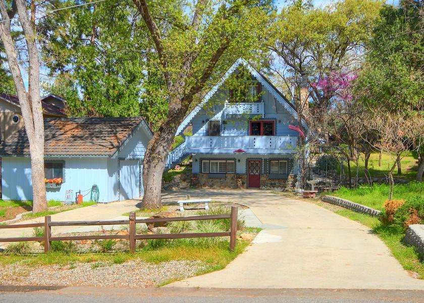 California Oakhurst Exterior Detail