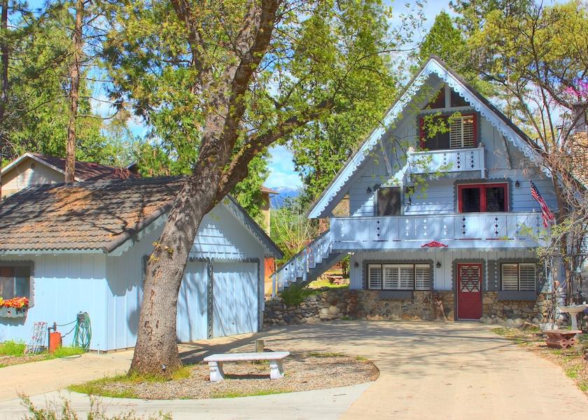 California Oakhurst Exterior Detail