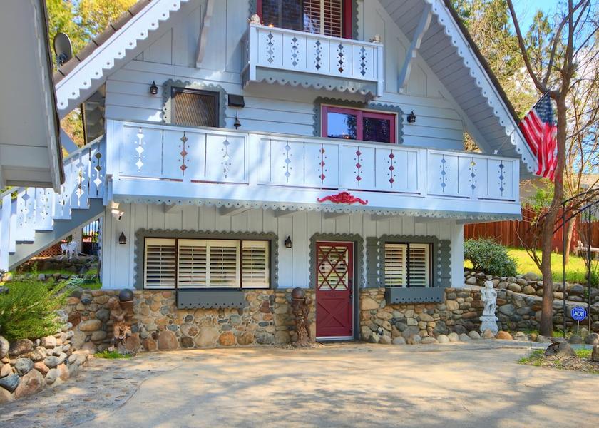 California Oakhurst Exterior Detail