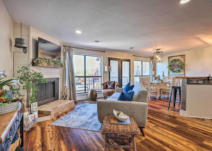 California Canyon Lake Interior Entrance