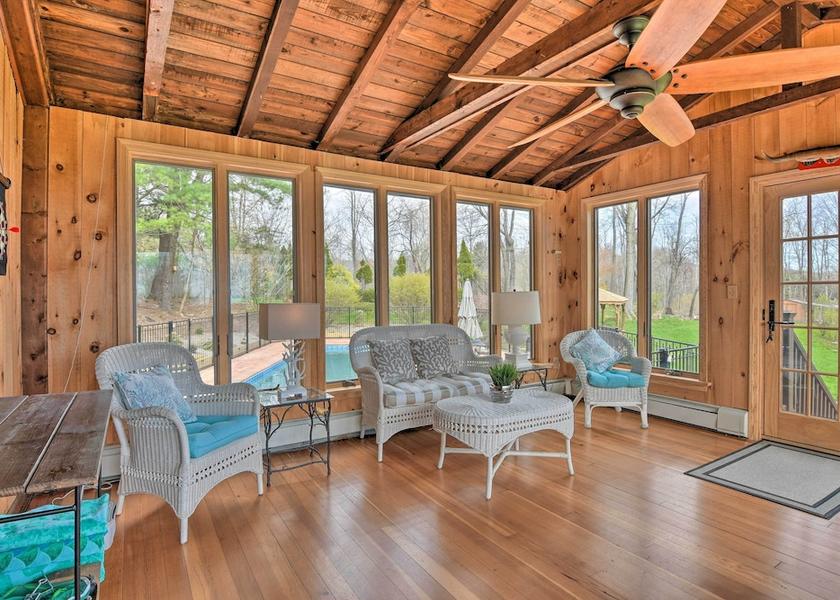 New York Highland Interior Entrance