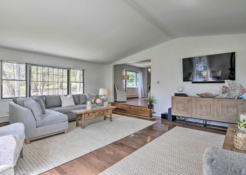 New York Highland Interior Entrance