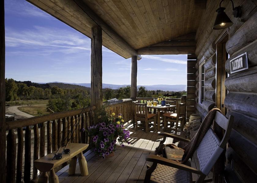 California Saratoga Exterior Detail