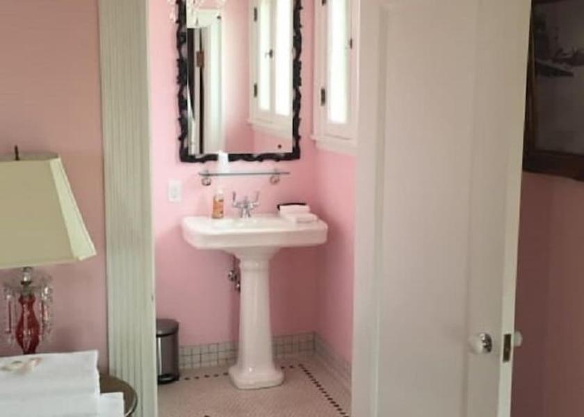 Oregon Pendleton Bathroom