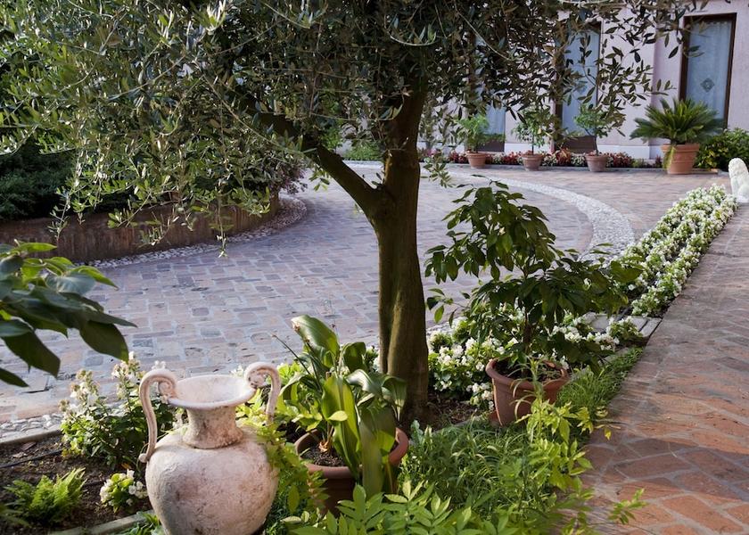 Veneto Mirano Exterior Detail