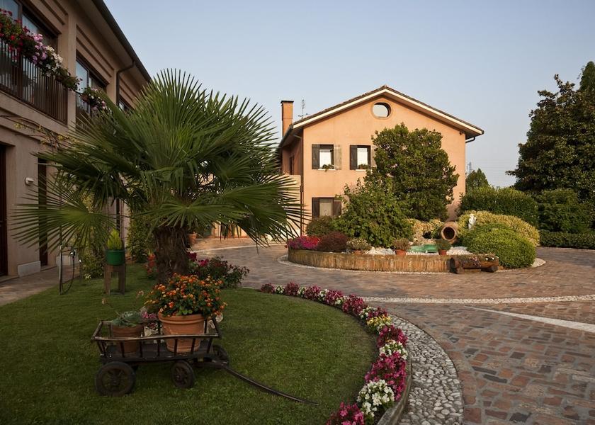 Veneto Mirano Exterior Detail