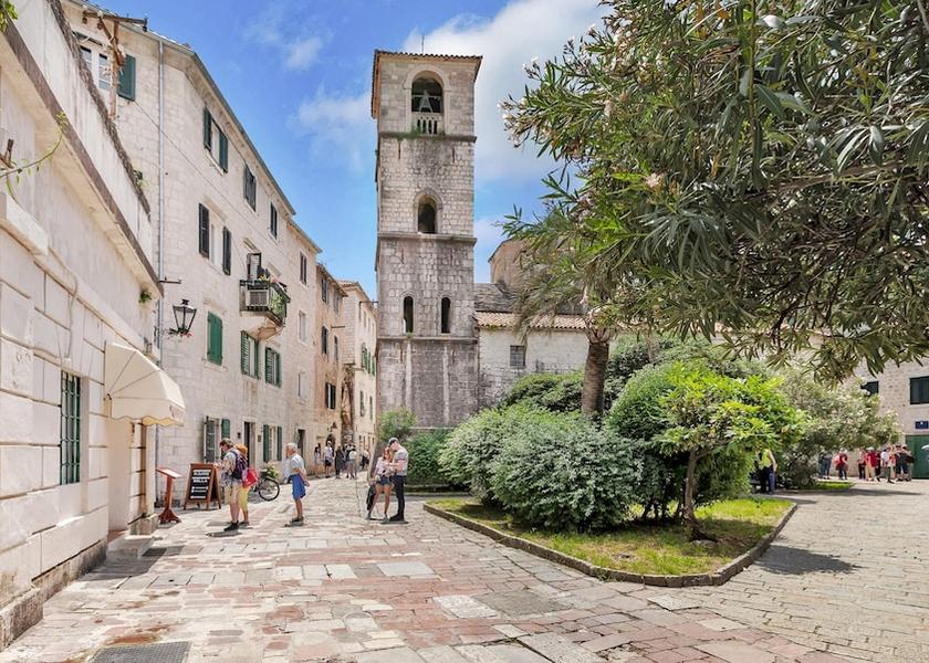  Kotor Courtyard
