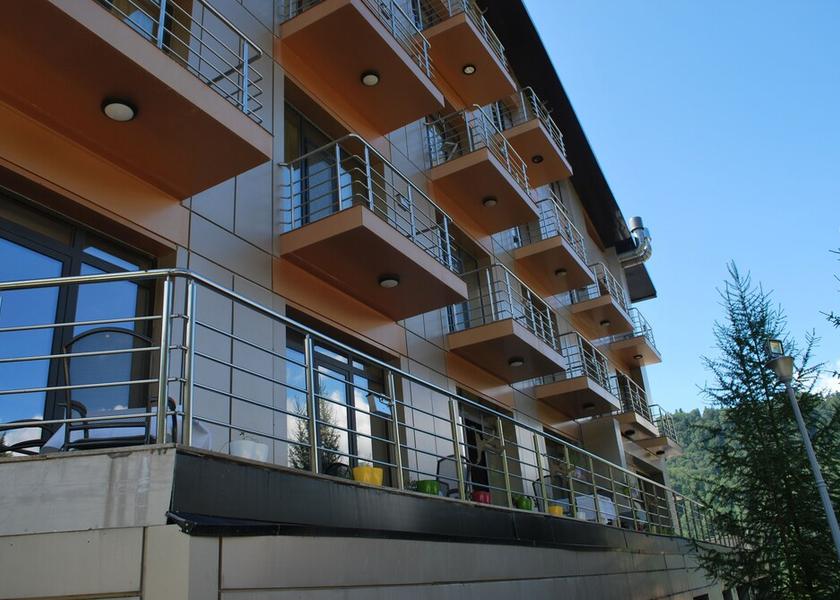  Azuga Exterior Detail