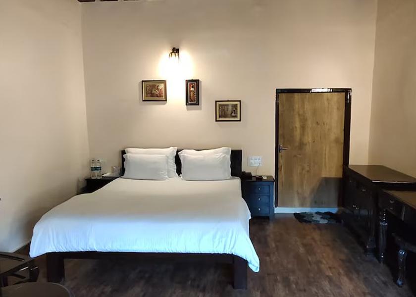Rajasthan Mount Abu Luxury AC Room with Work Desk