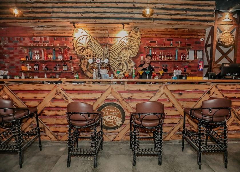 Uttar Pradesh Lucknow Bar (on property)