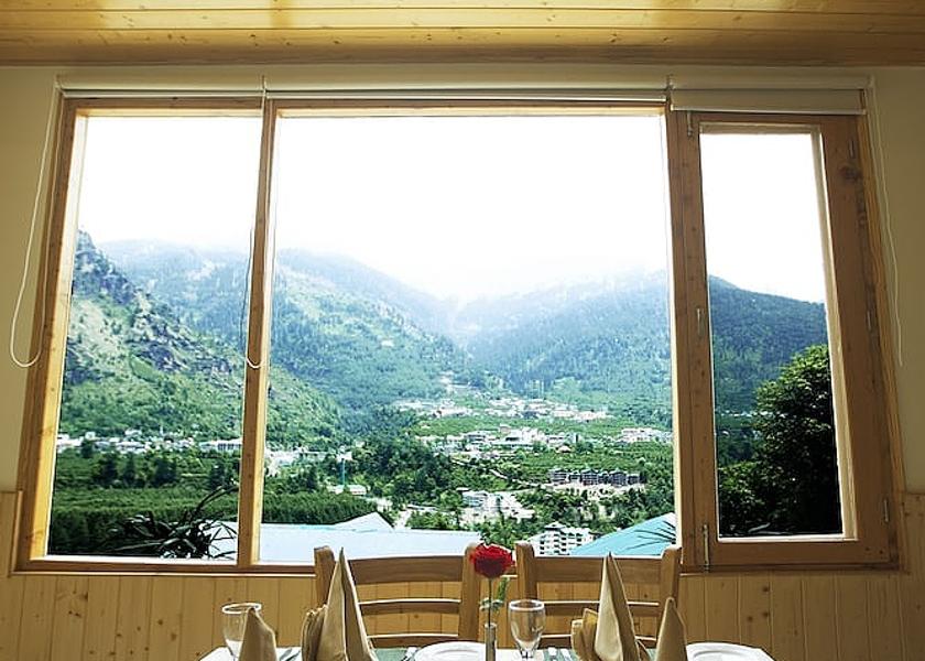 Himachal Pradesh Manali Family dining