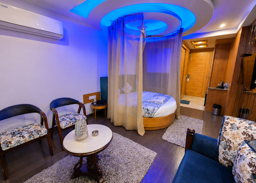Uttarakhand Mussoorie Honeymoon Suite with Balcony