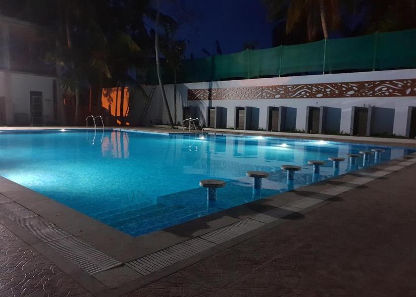 Swimming pool [outdoor]