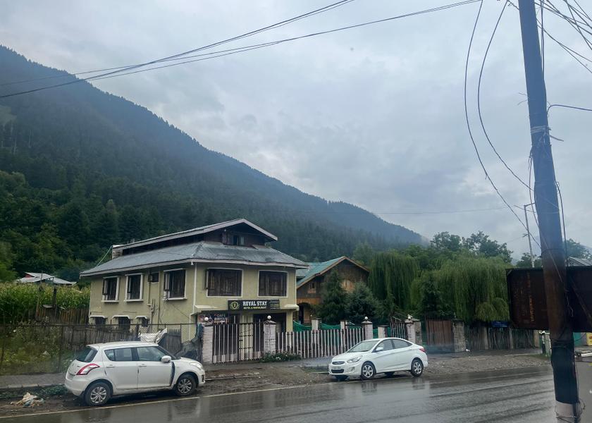 Jammu and Kashmir Pahalgam parking lot