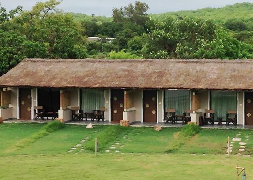 Gujarat Sasan Gir Hotel Exterior