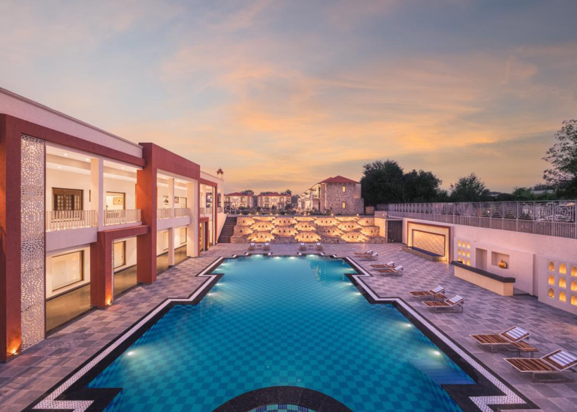 swimming pool [outdoor]