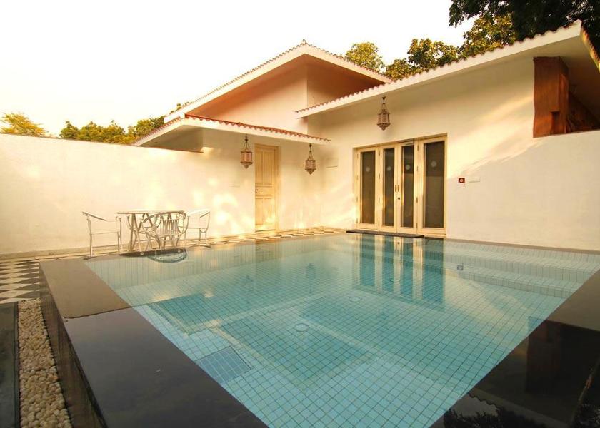 swimming pool [outdoor]