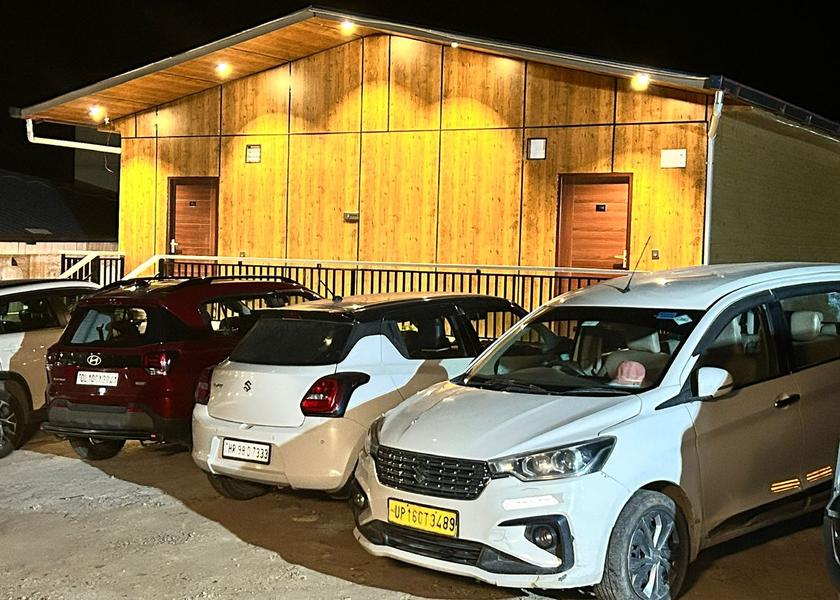 Uttarakhand Dhanaulti Wooden Cottage with Private Balcony
