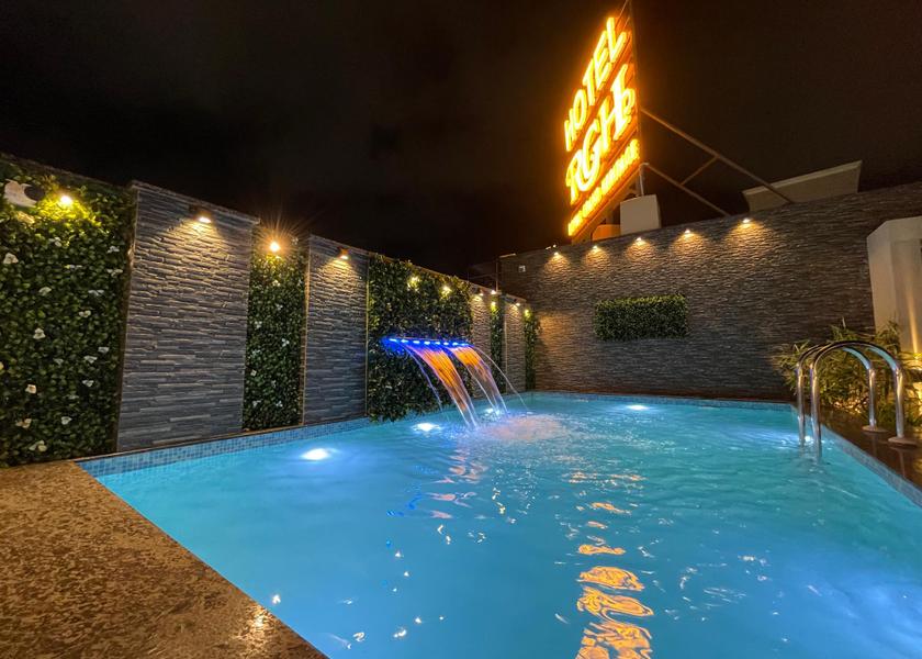 swimming pool [outdoor]