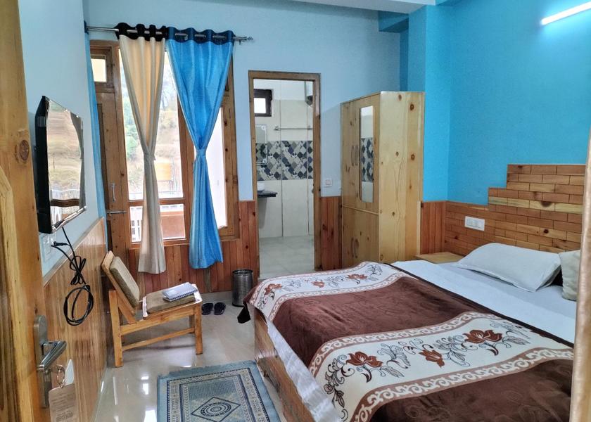 Himachal Pradesh Barot Deluxe Double Room with Balcony and Mountain view