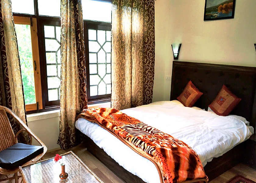 Jammu and Kashmir Srinagar Deluxe King Room
