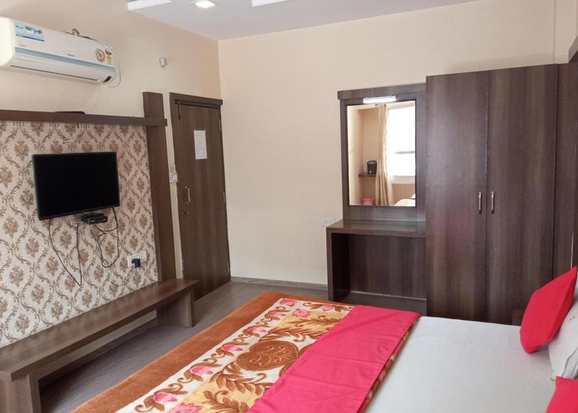 Madhya Pradesh Pachmarhi guestroom