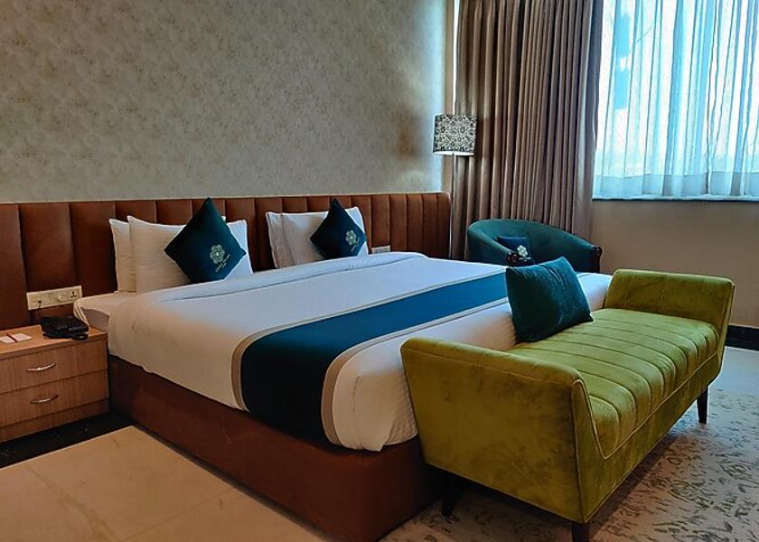 Uttar Pradesh Ghaziabad Executive room with work desk