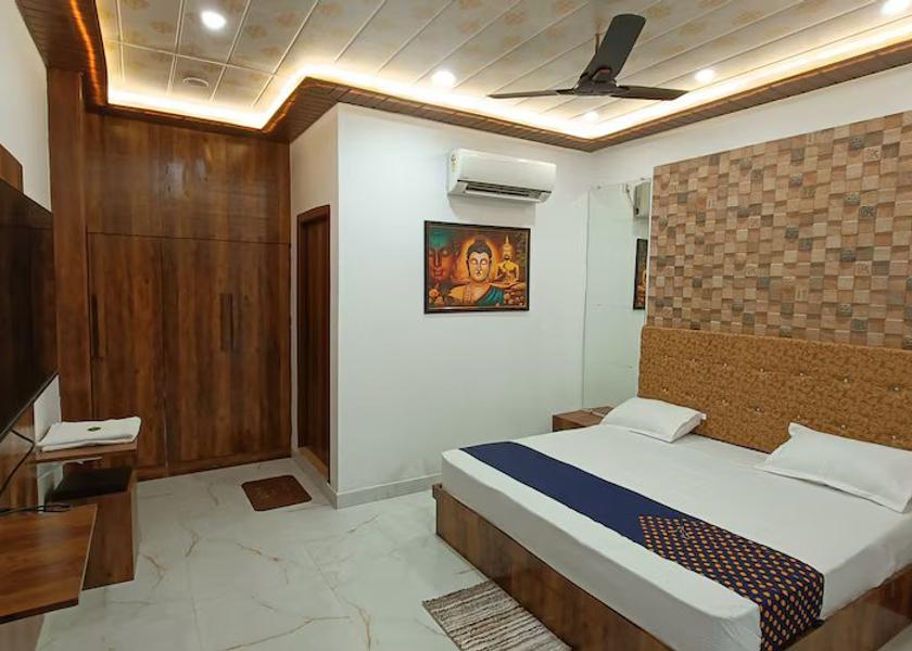 Uttar Pradesh Banda Deluxe AC Room