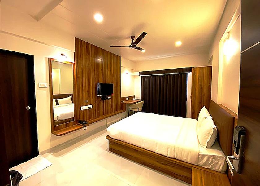 Maharashtra Pune Deluxe AC Room