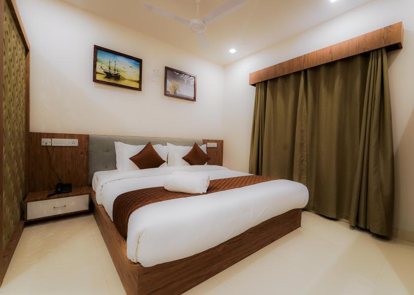 Tamil Nadu Mudumalai Golden Oak Pool View