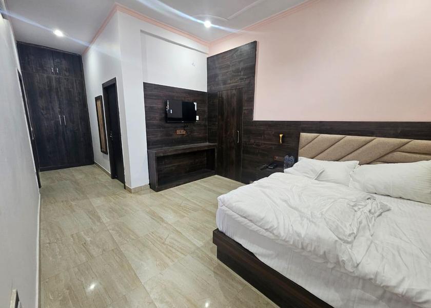 Uttar Pradesh Mathura Family Deluxe