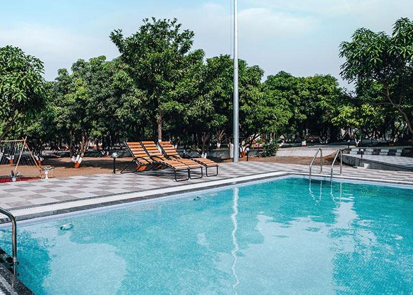 Swimming pool [outdoor]