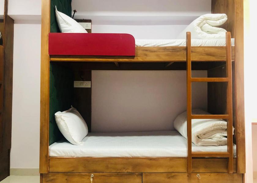 Maharashtra Mumbai dormitory with single bed - female only