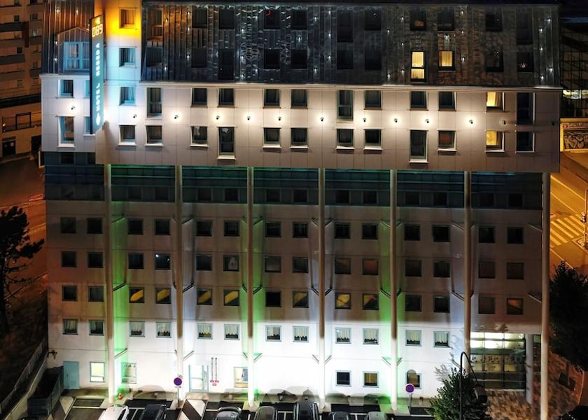Île-de-France Bagnolet Front of property - evening/night