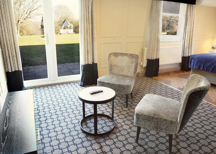 England Uxbridge Lounge