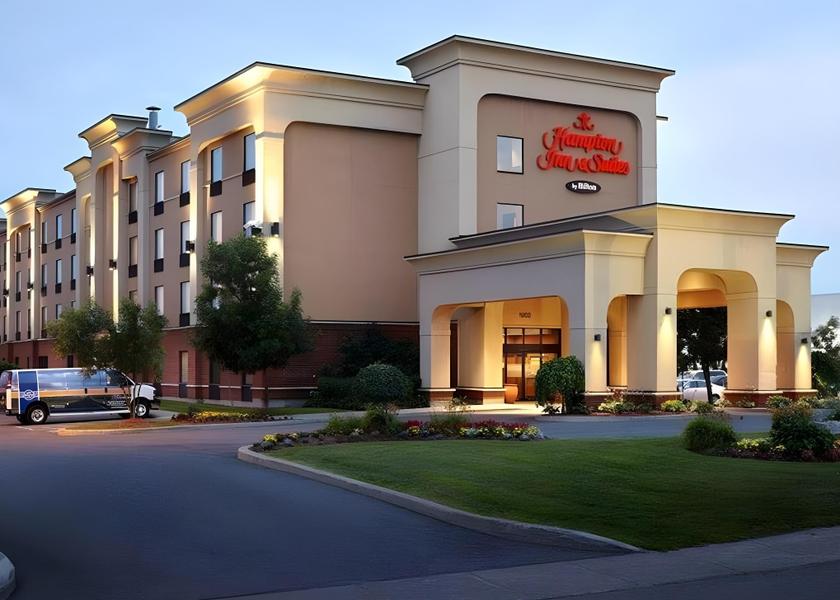 Quebec Dorval Hotel Exterior