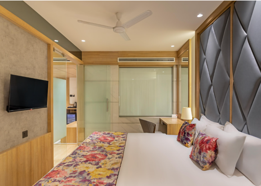 Maharashtra Lonavala Suite Room With Bathtub