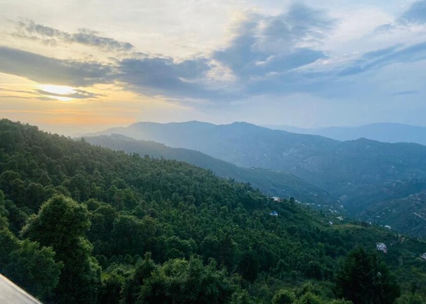 Uttarakhand Bhimtal Luxurious Standard Room With Himalayan View And Courtyard