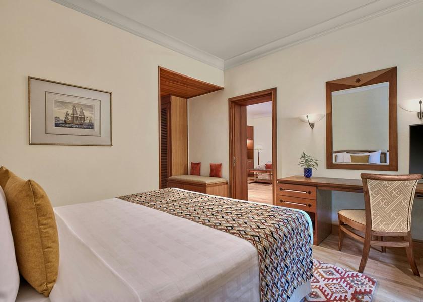 Kerala Kochi Guestroom - King Bed - Desk