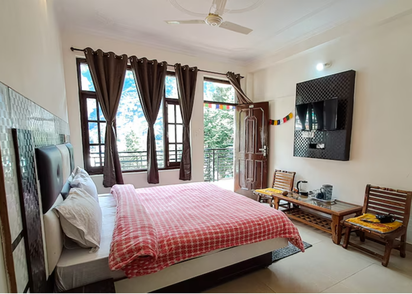 Himachal Pradesh Dharamshala Deluxe Room with Mountain View