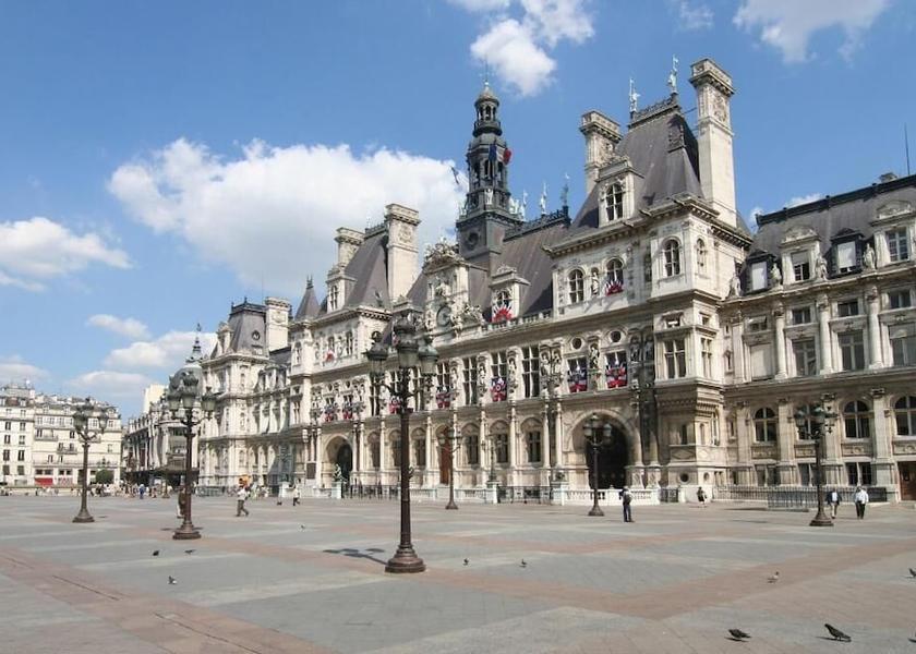 Ile-de-France Paris Exterior Detail