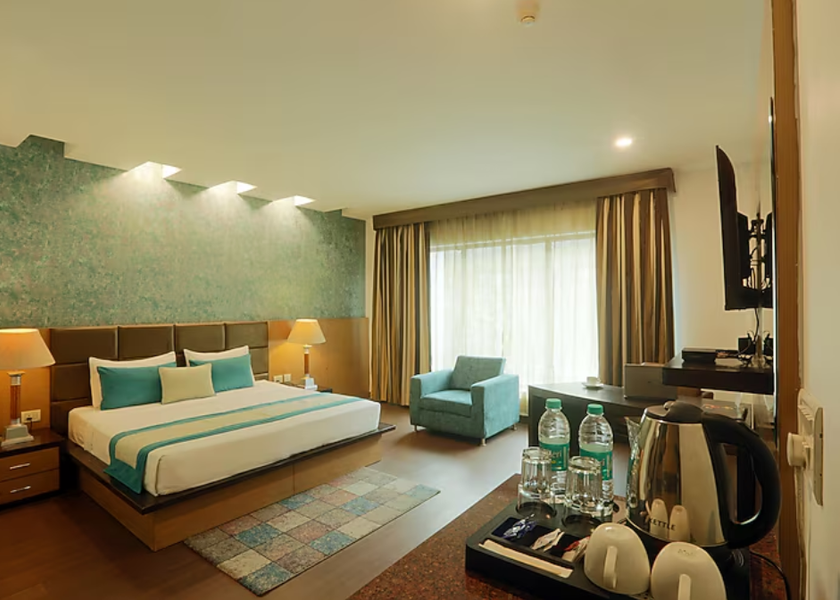 Uttar Pradesh Noida Presidential Suite with Bathtub