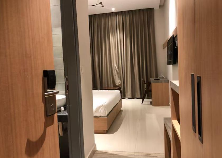 Haryana Ambala Super Deluxe Room with Glass Shower Cabinet
