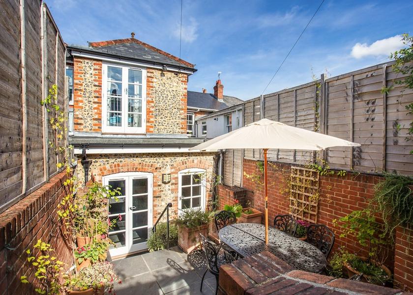 England Winchester Outdoor Dining