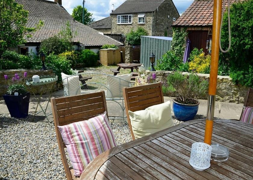 England Bedale Exterior Detail