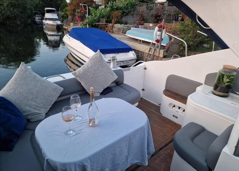 England Staines Outdoor Dining