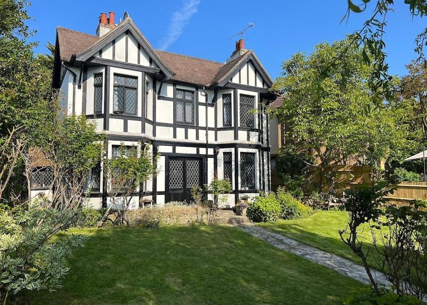 England Staines Exterior Detail