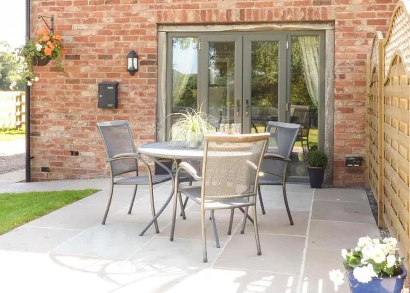 England Telford Outdoor Dining
