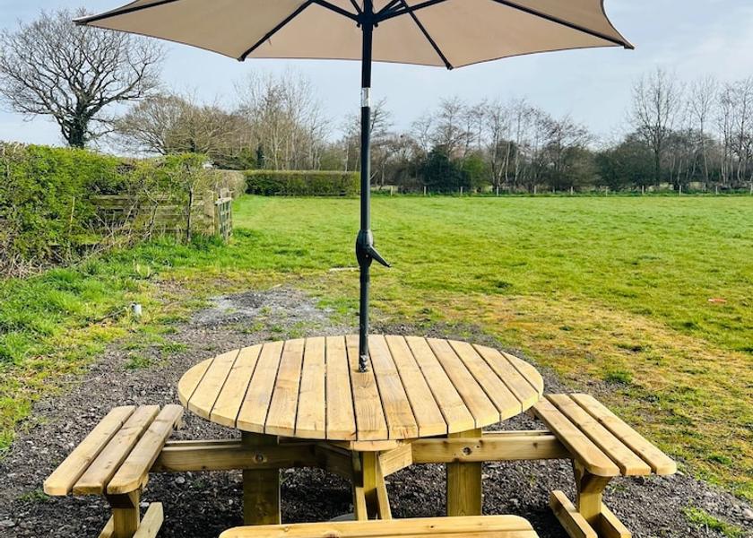 England Telford Outdoor Dining