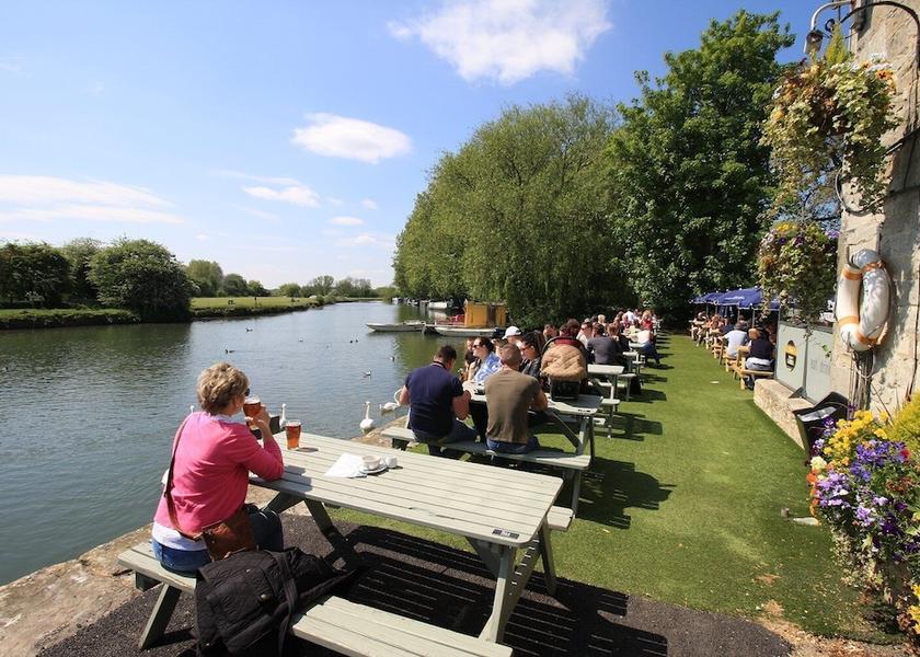 England Lechlade Exterior Detail